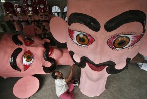 An artisan gives finishing touches to an effigy of demon king Ravana in preparation for the upcoming Hindu festival of Dussehra in the northern Indian city of Chandigarh October 8, 2013. The effigies are burnt during the festival which commemorates the triumph of Lord Rama over Ravana, marking the victory of good over evil. REUTERS/Ajay Verma (INDIA - Tags: RELIGION SOCIETY TPX IMAGES OF THE DAY)